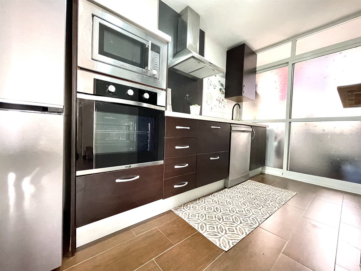 Cocina completamente equipada en un apartamento de Jitrom