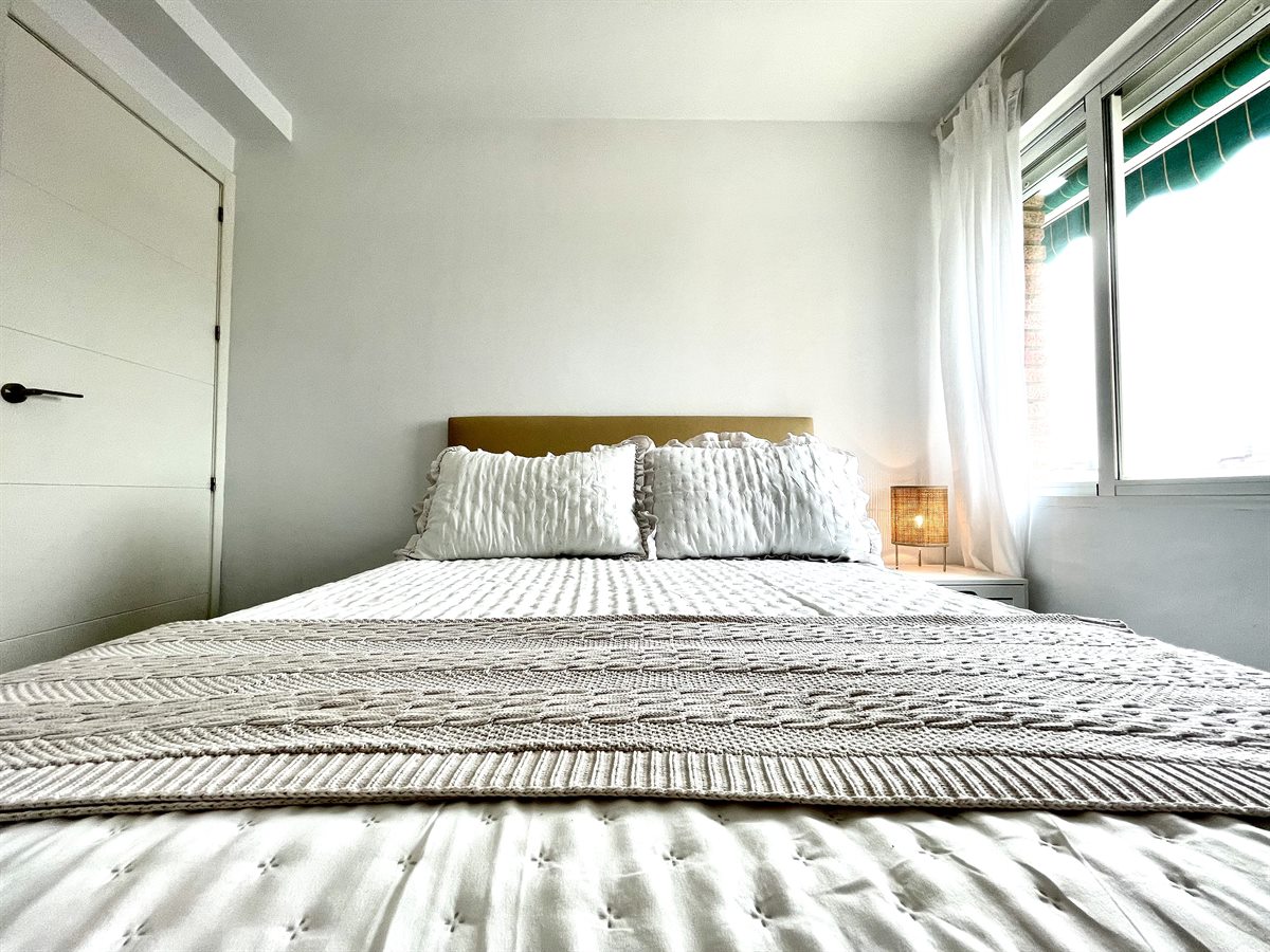 Habitación cómoda con cama doble para descansar