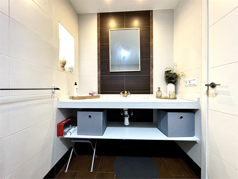 Baño con bañera preparado para el huésped